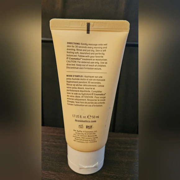 It Cosmetics Confidence in a Cleanser - Picture 2 of 3